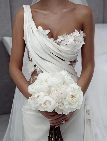 Verlobungs-Brautkleider mit offenem Rücken, Etui-Linie, ein Schulterträger, ärmellos, Sweep/Pinselzug, Satin-Brautkleider mit gerüschter Blume