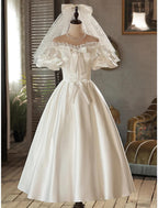 Vestidos de novia vintage blancos cortos, largos, corte A, manga corta, hombros descubiertos, satén con lazo(s).