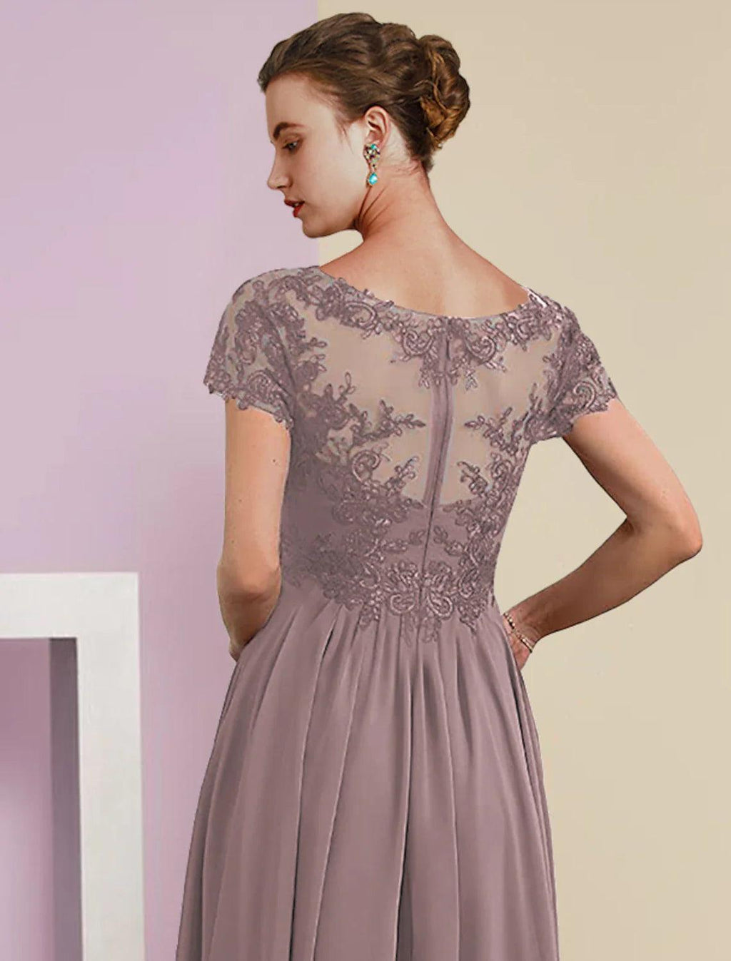Vestido de dos piezas de corte A para madre de la novia, elegante, de manga corta, con escote en V, largo hasta la rodilla, de gasa y encaje, con apliques plisados.