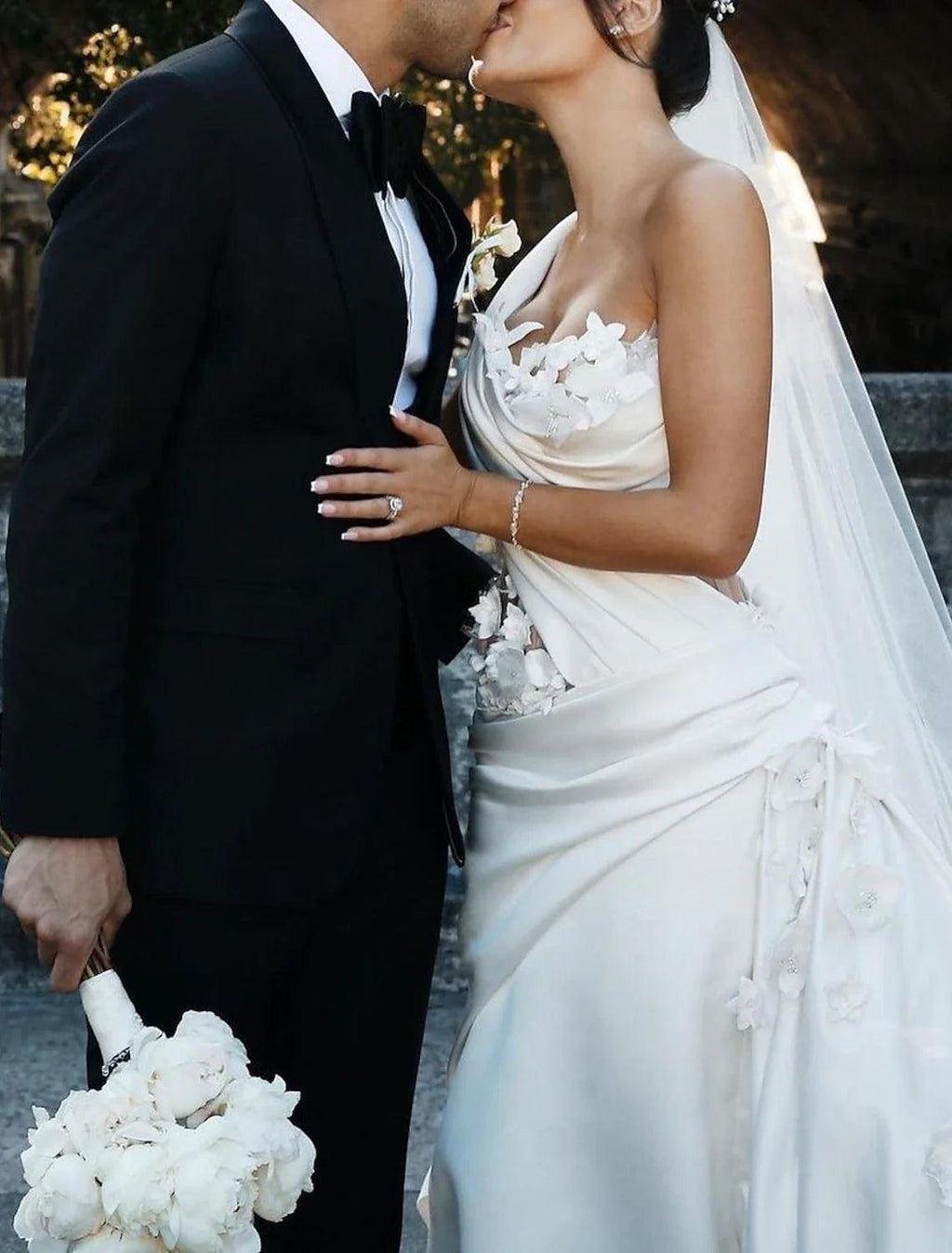 Vestidos de novia formales de compromiso con espalda abierta, corte tubo/columna, un hombro, sin mangas, cola larga/cortada, de satén, con flores fruncidas