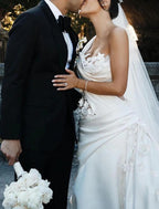 Vestidos de novia formales de compromiso con espalda abierta, corte tubo/columna, un hombro, sin mangas, cola larga/cortada, de satén, con flores fruncidas