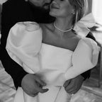 Vestido de novia corto de satén blanco con mangas abullonadas