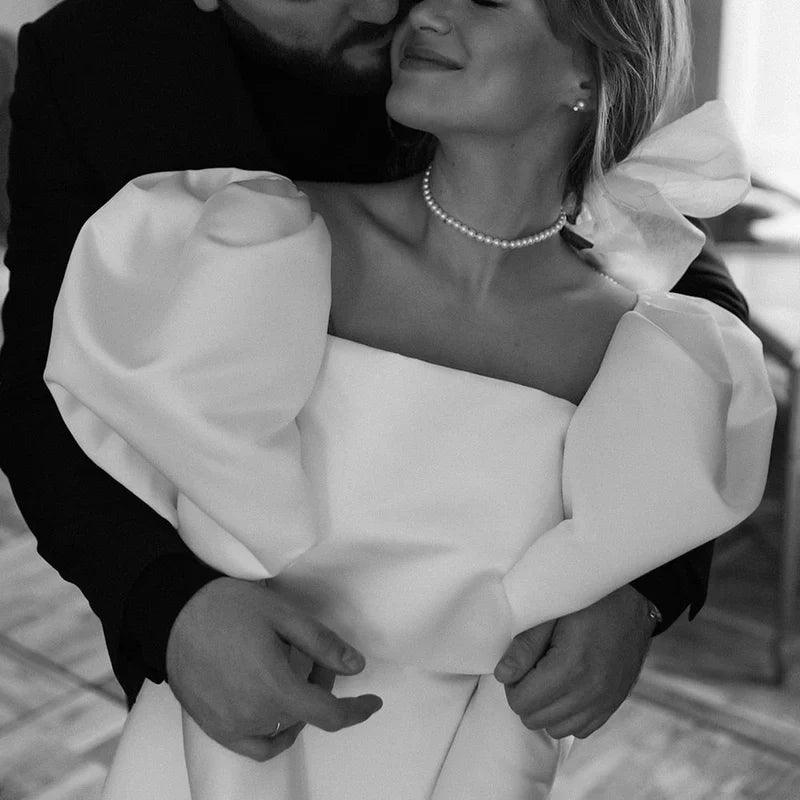Vestido de novia corto de satén blanco con mangas abullonadas