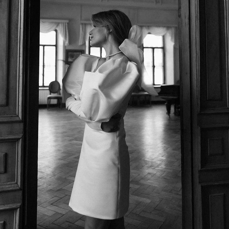 Vestido de novia corto de satén blanco con mangas abullonadas
