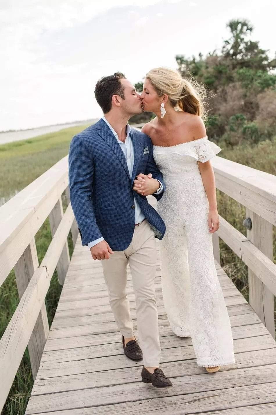 Vestidos de novia NumberSea con escote transparente, ilusión, mangas largas y apliques de encaje