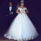 Vestidos de novia NumberSea con cola larga y encaje