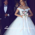 Vestidos de novia NumberSea con cola larga y encaje
