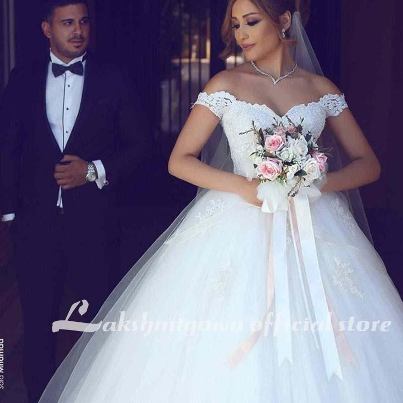 Vestidos de novia NumberSea con cola larga y encaje