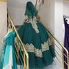 Vestidos de novia NumberSea con escote en V y encaje