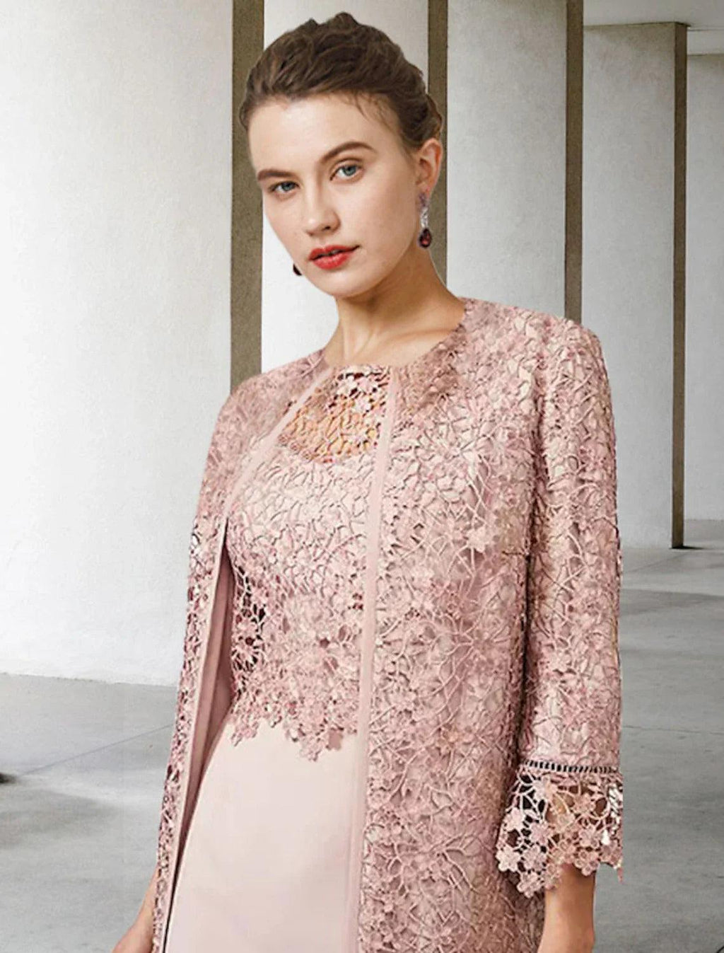 Vestido elegante de dos piezas con cuello joya, largo hasta la rodilla, de gasa, con encaje y manga corta, para madre de la novia.