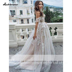 Vestidos de novia de corte A con detalle de encaje y mangas largas en blanco de NumberSea