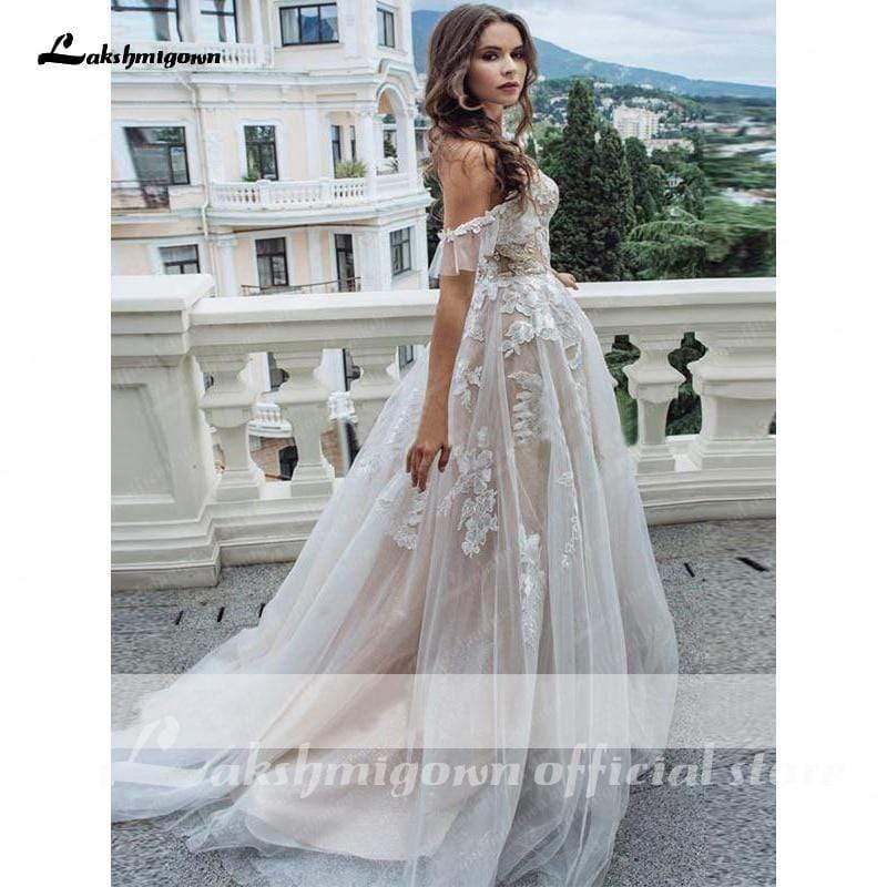 Vestidos de novia de corte A con detalle de encaje y mangas largas en blanco de NumberSea