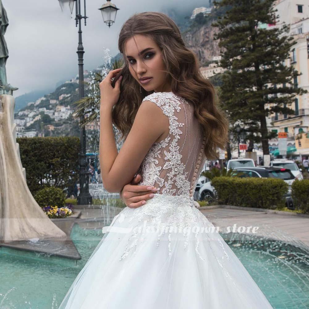 Vestidos de novia blancos NumberSea con apliques y lentejuelas y mangas cortas