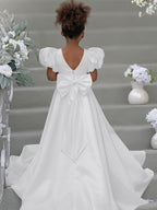 Kleid für Blumenmädchen mit Puffärmeln, Schleife, Knopfleiste hinten und Schleppe 
