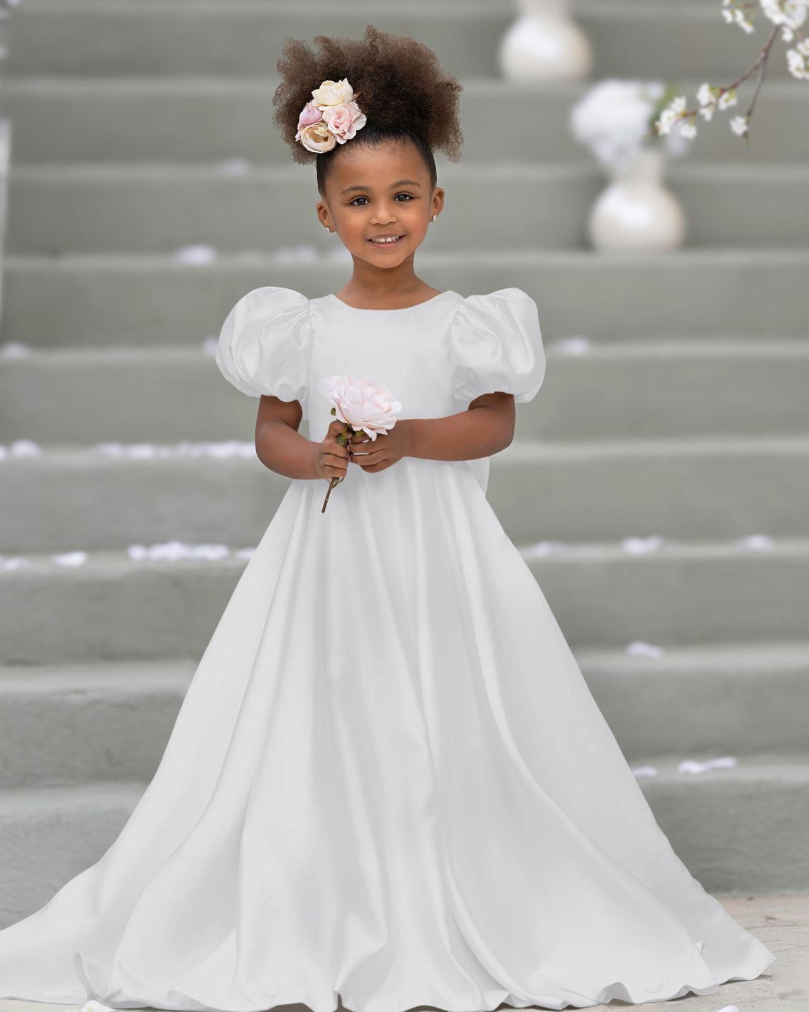 Kleid für Blumenmädchen mit Puffärmeln, Schleife, Knopfleiste hinten und Schleppe 