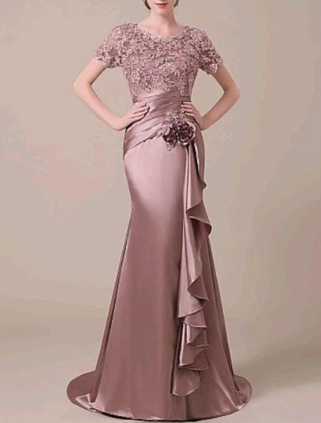 Meerjungfrau/Trompete Elegantes formelles Abendkleid Rundhals Kurzarm Sweep/Pinselschleppe Spitze mit gerüschten Rüschen Applikationen
