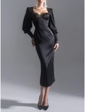 Vestido de noche negro con corte tubo, elegante, formal, largo hasta la rodilla, manga larga, escote corazón, satén con abertura fruncida.