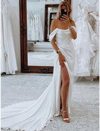 Vestidos de novia formales de recepción, corte tubo/columna, hombros descubiertos, sin mangas, cola de corte, tela elástica, trajes de novia, vestidos de novia con pliegues y fruncido.