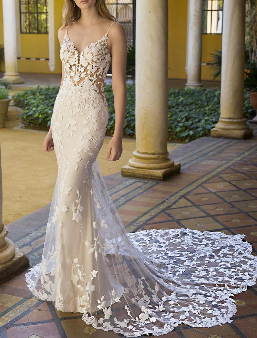 Vestidos de novia formales con espalda abierta, corte sirena/trompeta, escote corazón, camisola, tirantes finos, cola capilla, satén, con apliques, color liso