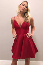 Vestido corto de fiesta con tirantes de satén y escote en V amarillo