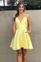 Vestido corto de fiesta con tirantes de satén y escote en V amarillo