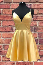 Vestido corto de fiesta con tirantes de satén y escote en V amarillo