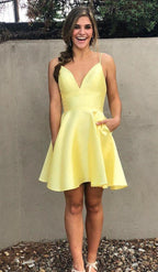 Vestido corto de fiesta con tirantes de satén y escote en V amarillo