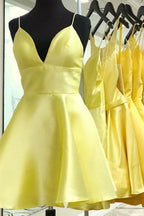 Vestido corto de fiesta con tirantes de satén y escote en V amarillo