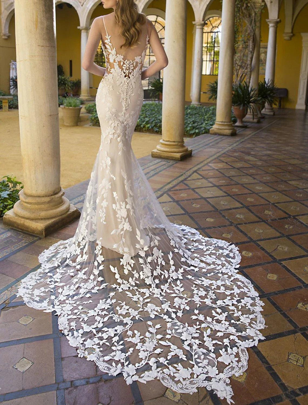Vestidos de novia formales con espalda abierta, corte sirena/trompeta, escote corazón, camisola, tirantes finos, cola capilla, satén, con apliques, color liso