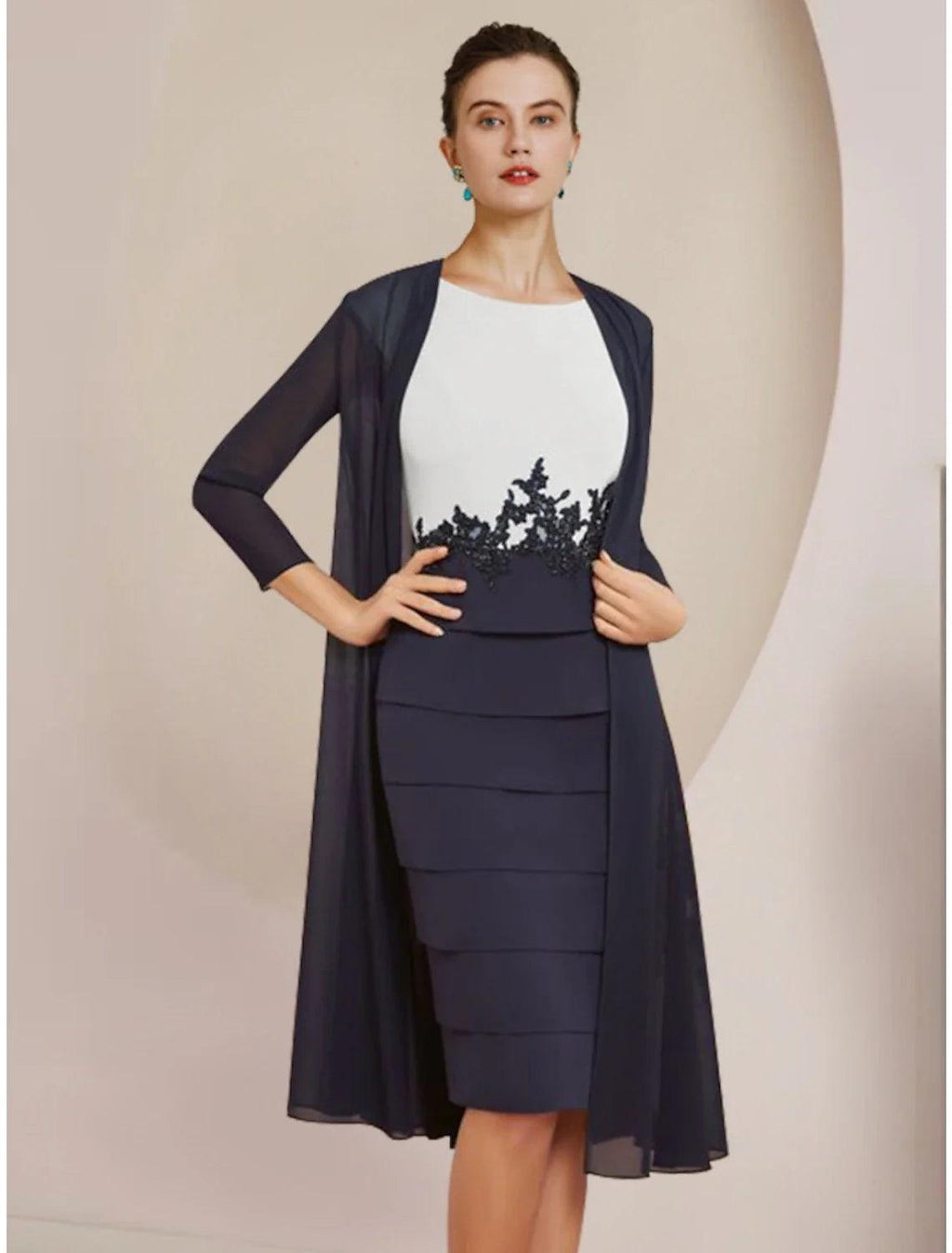 Vestido de dos piezas tipo tubo/columna para madre de la novia, elegante, pequeño, escote redondo, largo hasta la rodilla, de gasa, con encaje, manga larga y fruncido.