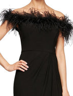 Vestido de noche formal elegante con corte en forma de tubo/columna, hombros descubiertos, manga corta, largo hasta el suelo, satén elástico con drapeado de plumas/piel.