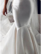 Formelle Brautkleider Meerjungfrau / Trompete Schulterfrei Ärmellos Hofschleppe Satin Brautkleider Mit Falten